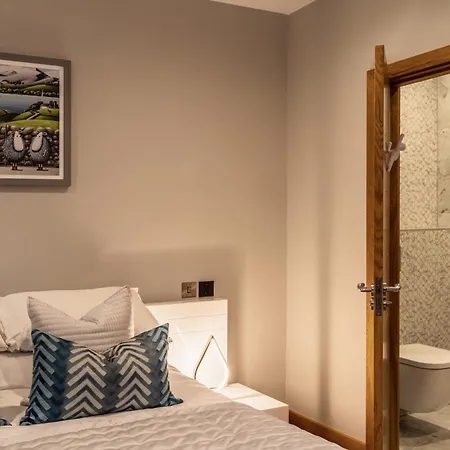 Midways, Stunning Retreat In The Heart Of * Bowness-on-Windermere