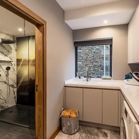 Nyaraló Midways, Stunning Retreat In The Heart Of Bowness-on-Windermere