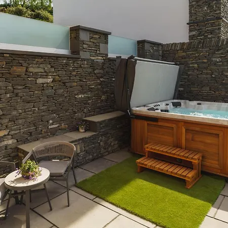 Midways, Stunning Retreat In The Heart Of Bowness-on-Windermere